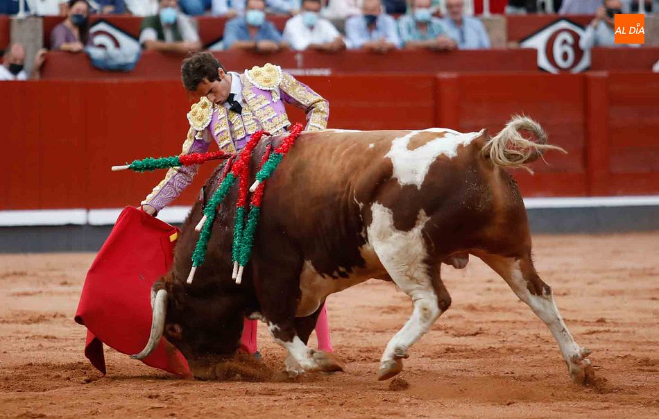 Alejandro Marcos lidiando el toro 
