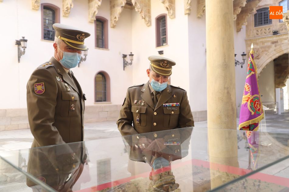 El coronel jefe del Regimiento de Ingenieros número 11, Ignacio García López, visita esta exposición en La Salina. Foto de Lydia González
