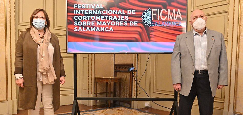 Presentación del festival con la concejala de Mayores en el Ayuntamiento de Salamanca, Isabel Macías, y el presidente de la Federación de Asociaciones de Mayores de Salamanca (FAMASA), Francisco Gómez