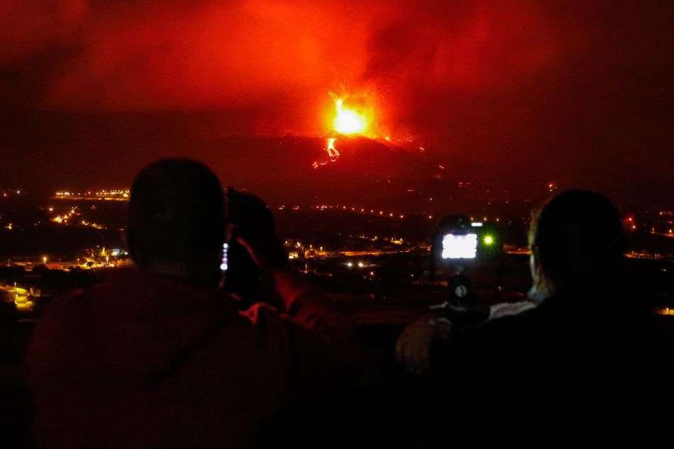 Volcán de La Palma por la noche, en La Palma, a 22 de septiembre de 2021, en La Palma - Kike Rincón - Europa Press