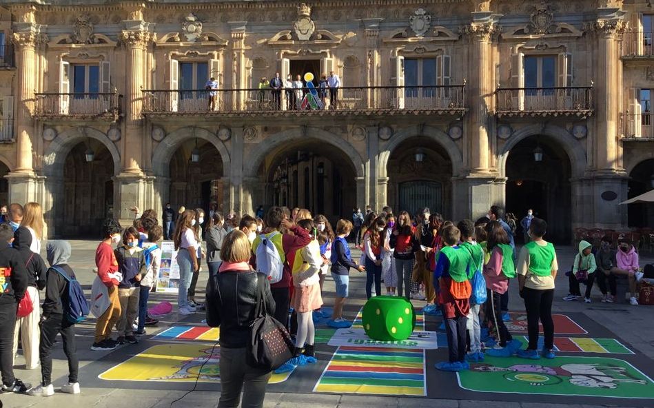 El parchís de la inclusión en la Plaza Mayor. Foto ONCE