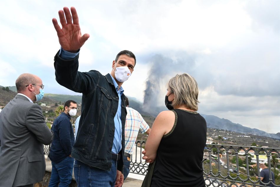 El presidente del Gobierno, Pedro Sánchez, visita las zonas afectadas por la erupción del volcán en La Palma. - MONCLOA