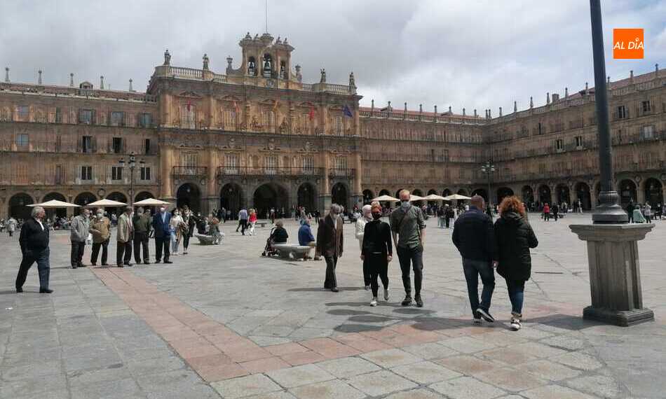 Varios grupos de personas por la Plaza Mayor de Salamanca