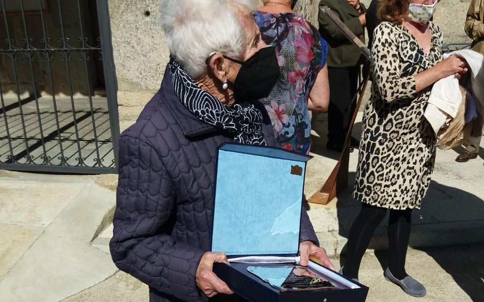 Foto 4 - Celia Martín Vicente celebra su centenario en Valsalabroso arropada por familiares y vecinos