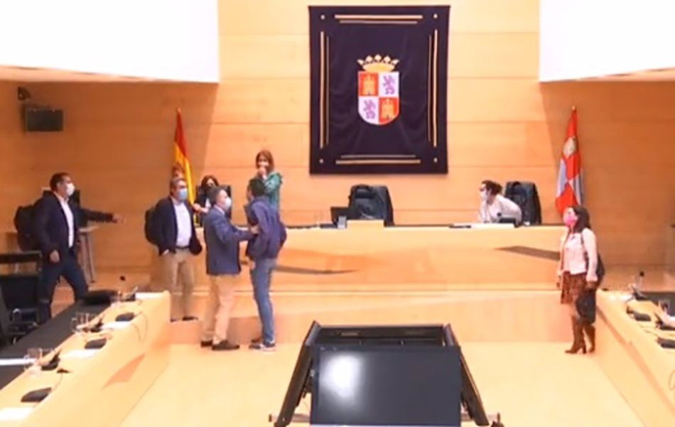 Dos procuradores de PSOE y PP protagonizan una discusi&oacute;n al finalizar una Comisi&oacute;n de las Cortes