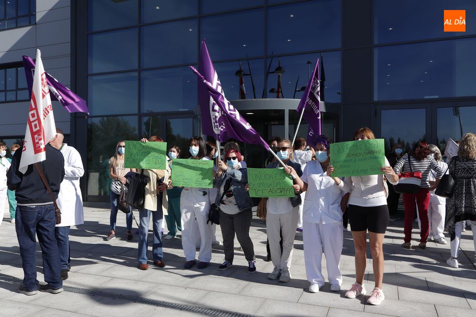 Foto 3 - Técnicos de Enfermería y operarios de Servicios del nuevo Hospital protestan por los cambios de funciones