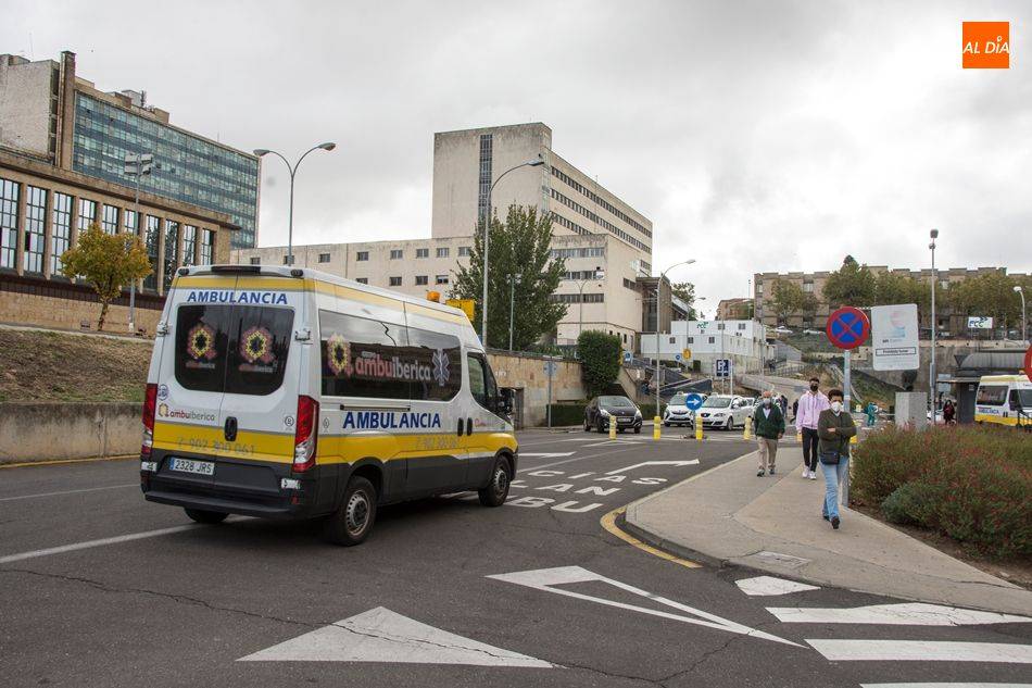 Ambulancia en el entorno hospitalario de Salamanca