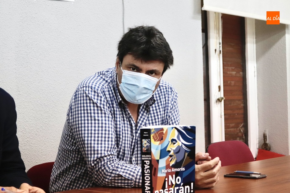 El historiador Mario Amorós, con un ejemplar del libro 