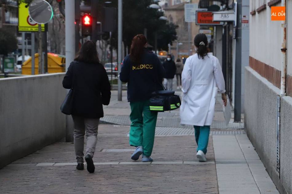 Imagen de archivo de varias trabajadoras sanitarias junto a un centro de salud de la ciudad