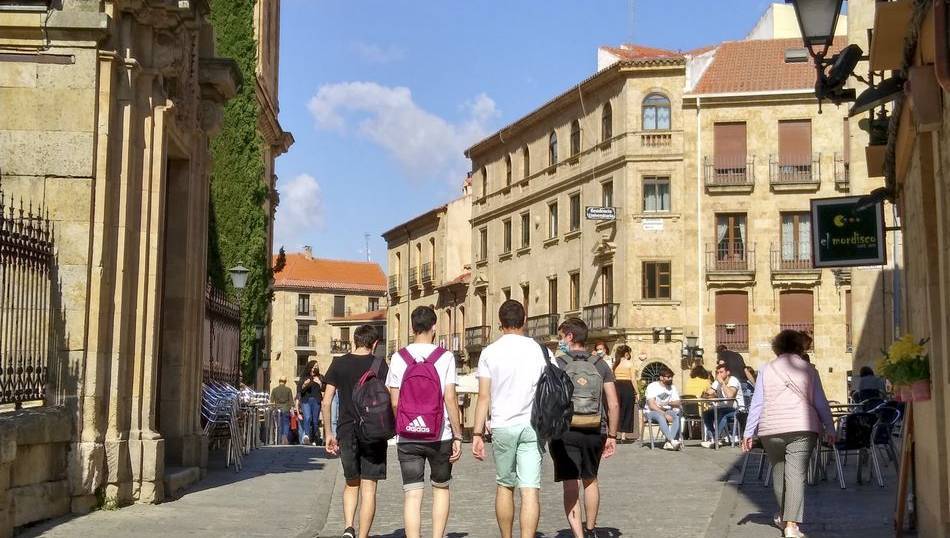 Varios grupos de personas paseando por la ciudad