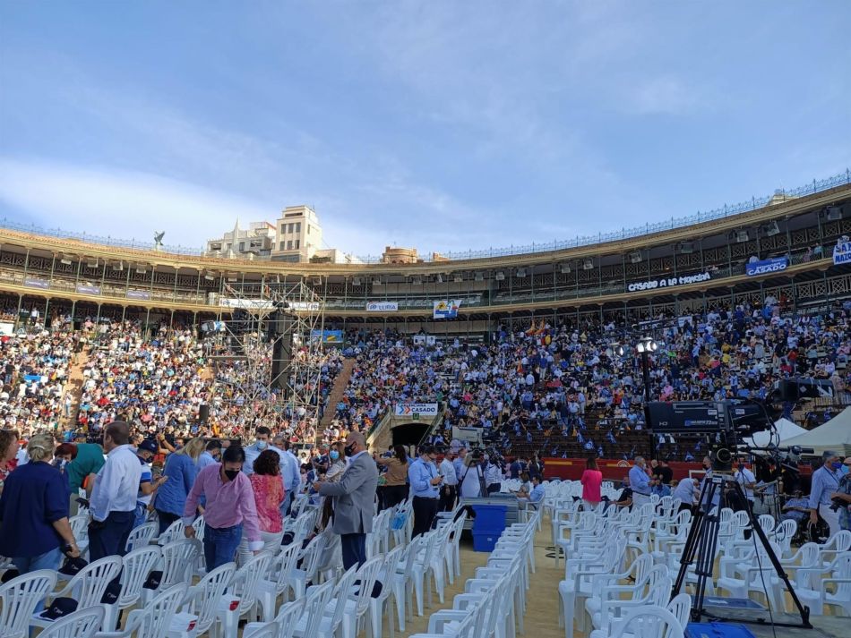 Miles de personas comienzan a abarrotar la Plaza de Toros de Valencia para arropar a Pablo Casado en el cierre de la Convención Nacional del PP. - EUROPA PRESS