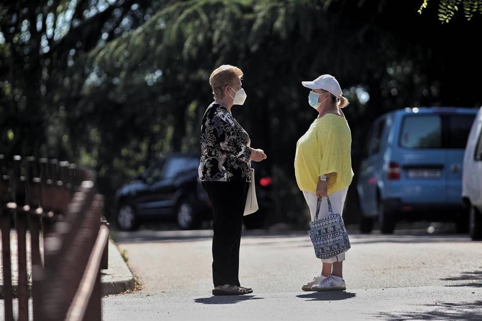Dos mujeres conversan en la calle. Foto: EP