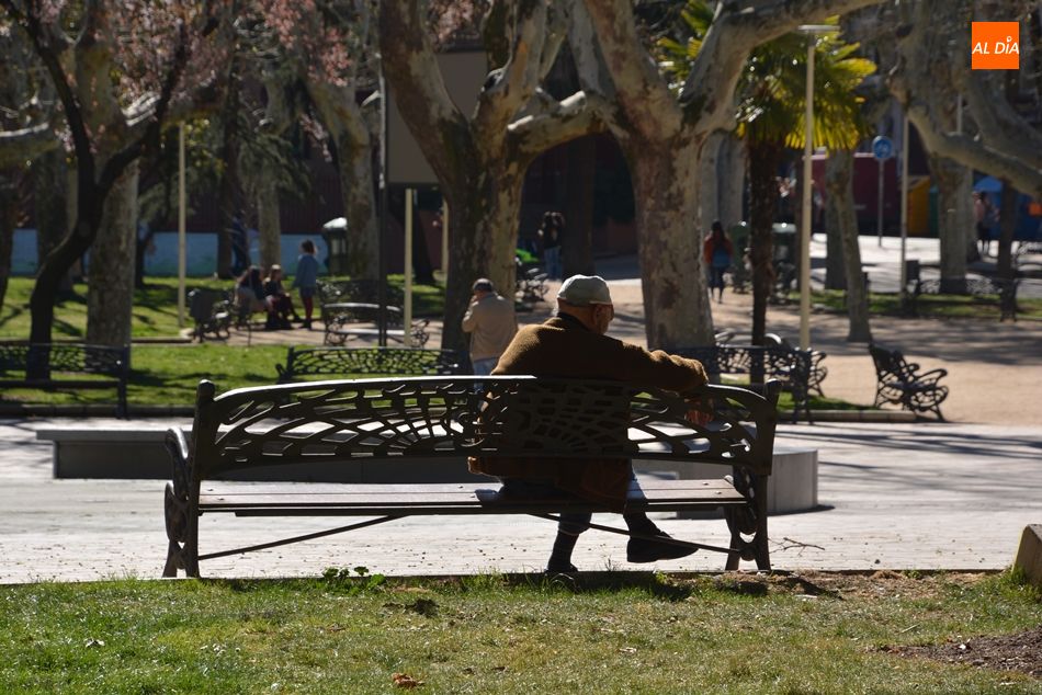 Un hombre sentado en un banco en una imagen de archivo