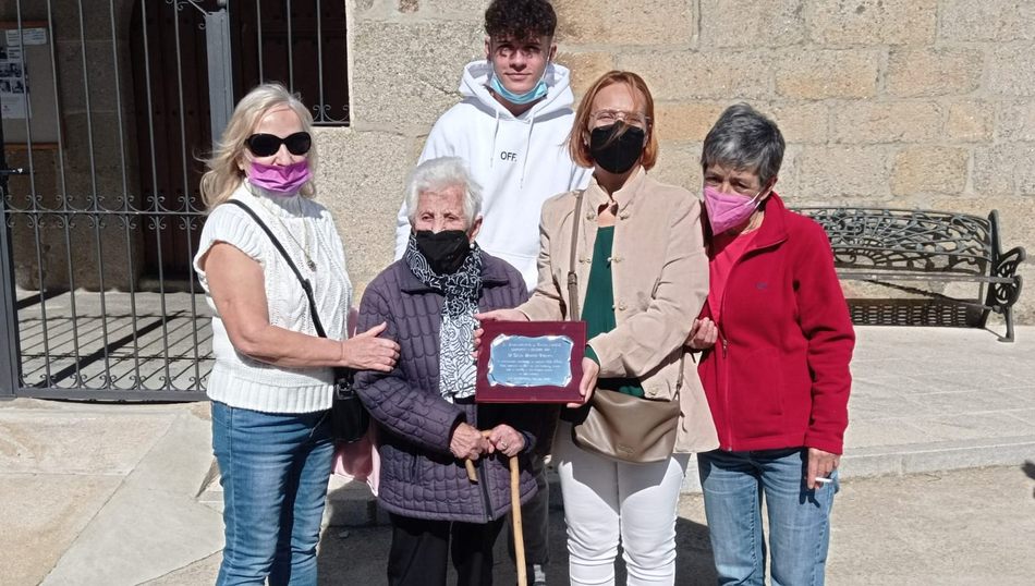 Foto 3 - Celia Martín Vicente celebra su centenario en Valsalabroso arropada por familiares y vecinos