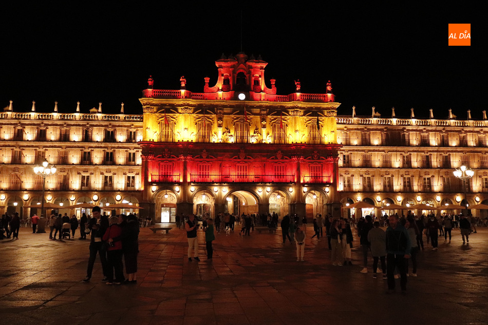 Foto 2 - La fachada del Ayuntamiento se ilumina con los colores de la bandera de España hasta el 12 de octubre 