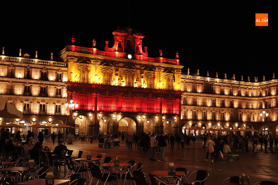 Fachada del Ayuntamiento de Salamanca, en la Plaza Mayor, iluminada con los colores de la bandera de España. Fotos: Guillermo García San Miguel