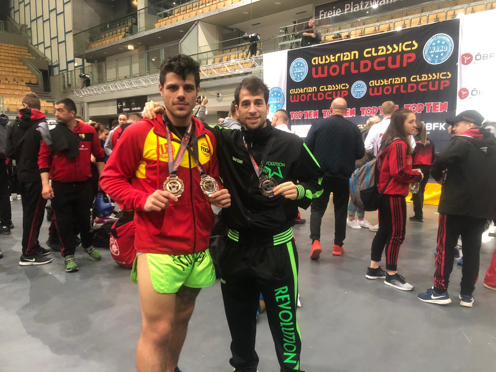 Huerta y Manu García posan con sus medallas