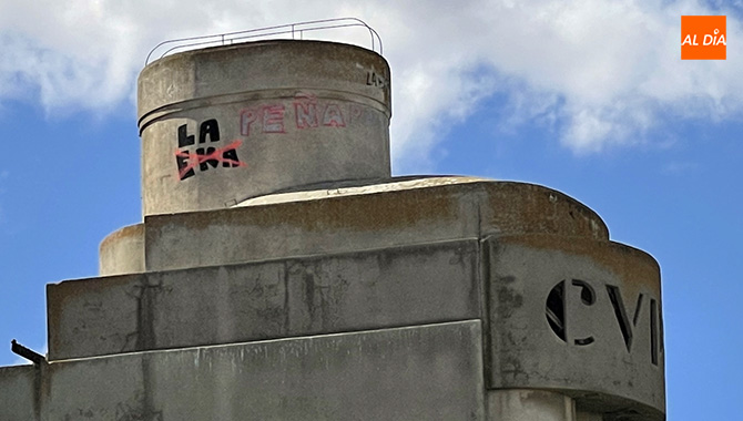 Foto 2 - Preocupación por la peligrosa ?guerra? de pintadas en la cúpula del silo en la antigua fábrica de harinas de Peñaranda