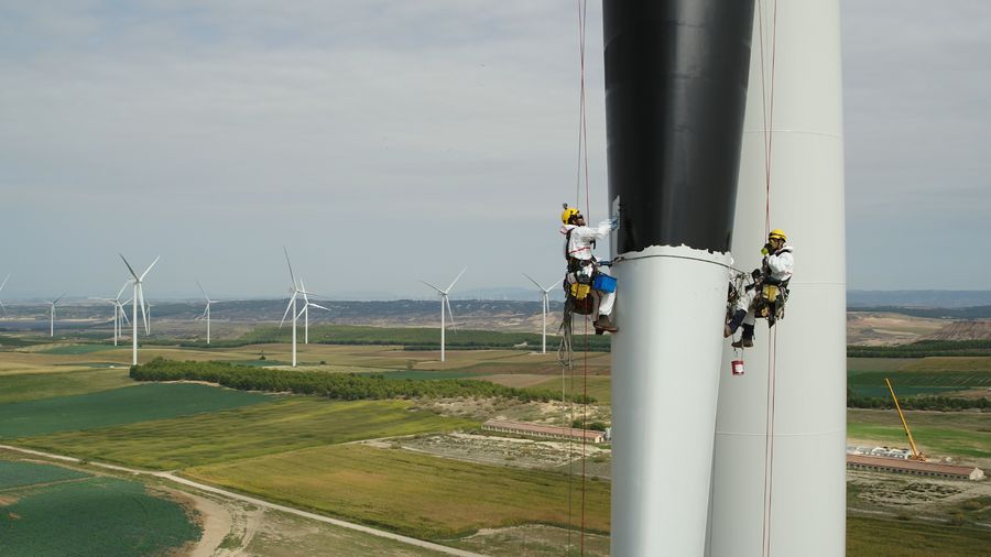 Foto 2 - Iberdrola pinta ojos en los aerogeneradores de siete parques eólicos de Burgos para ahuyentar aves