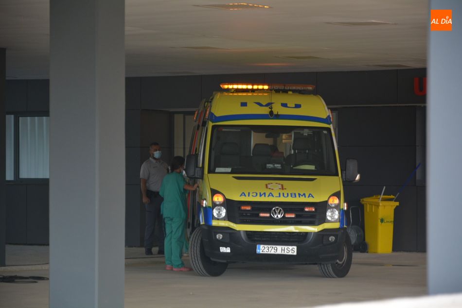 Ambulancia junto al nuevo Hospital de Salamanca. Foto de archivo