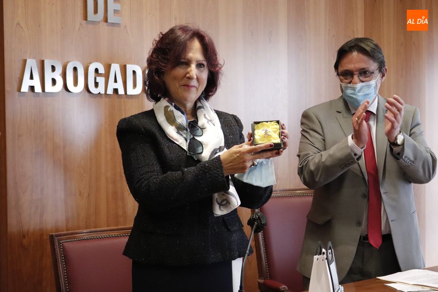 La fiscal Susana Peramato Martín recibe el premio del Colegio de Abogados de Salamanca. Foto de Guillermo García San Miguel
