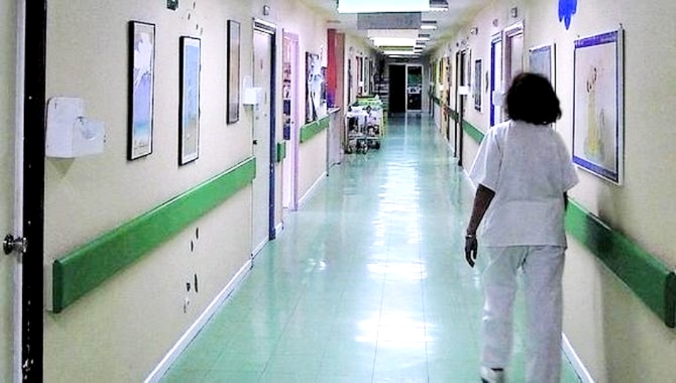 Imagen de archivo de una enfermera caminando por el pasillo de un hospital