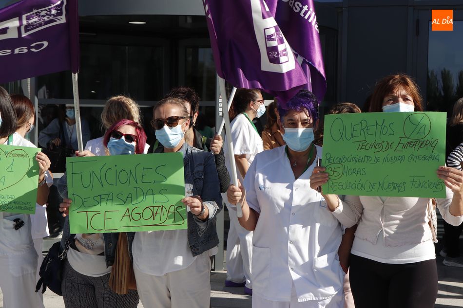 Algunos de los manifestantes junto al nuevo Hospital. Foto de Guillermo García San Miguel
