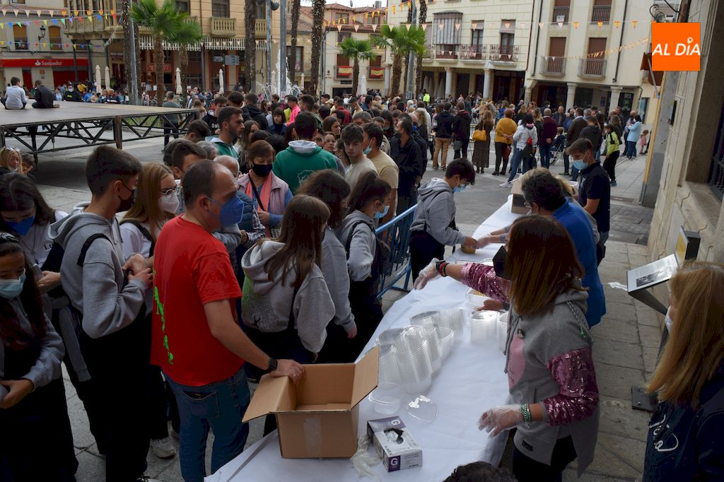 Foto 4 - Las peñas reponen fuerzas con una paellada en la Plaza Mayor