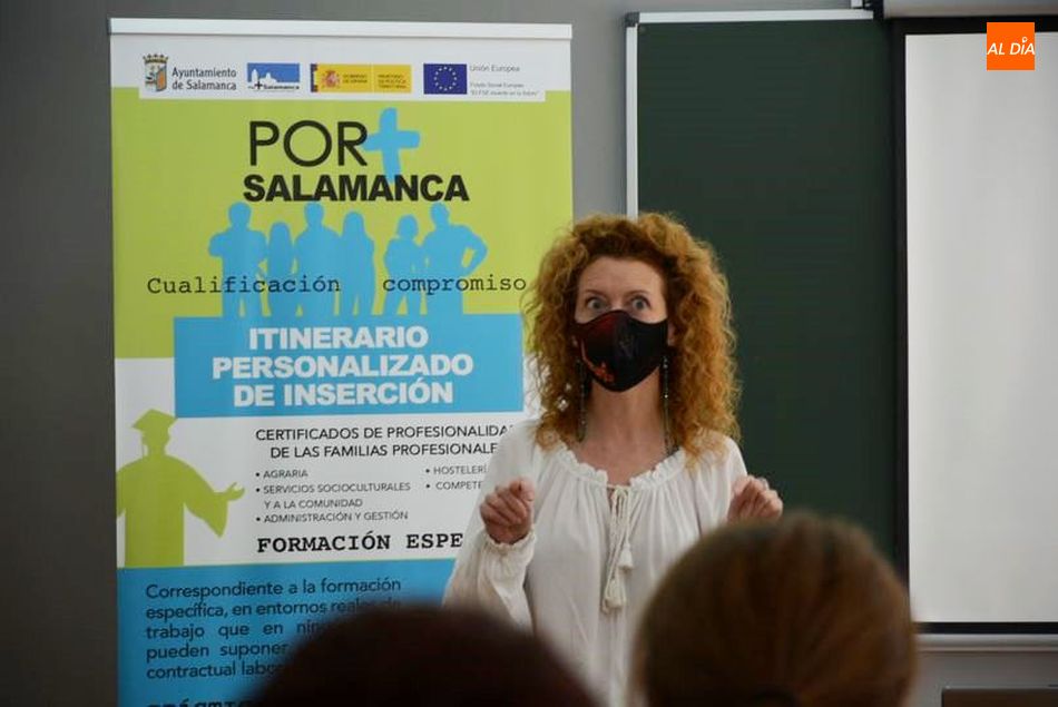 La concejala de Familia e Igualdad de Oportunidades, Ana Suárez Otero, en su visita al Centro de Orientación y Orientación Laboral (CEFOL). Foto de Vanesa Martins