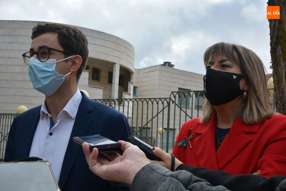 José Luis Mateos y María García, concejales del PSOE en el Ayuntamiento de Salamanca, atienden a los medios junto al centro de salud de Pizarrales