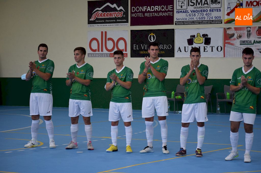 Jugadores del Piensos Durán Albense saludan al público antes de un encuentro en Alba de Tormes / Pedro Zaballos