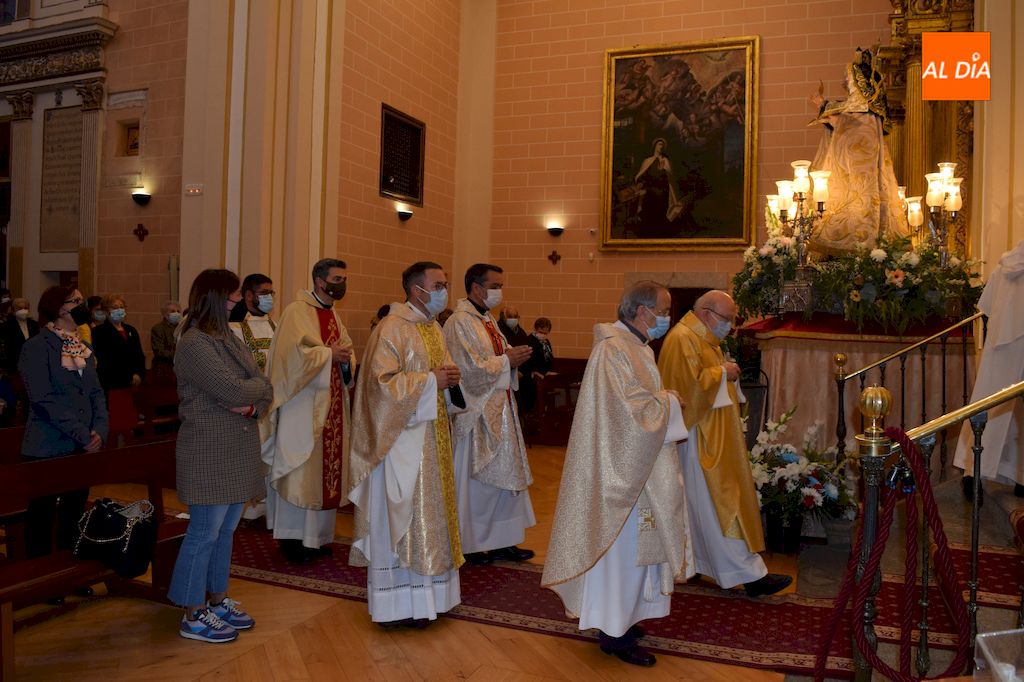 Foto 3 - Antonio Ángel Sánchez, Padre Provincial de los Carmelitas Descalzos, oficia la eucaristía en el Día de la Octava