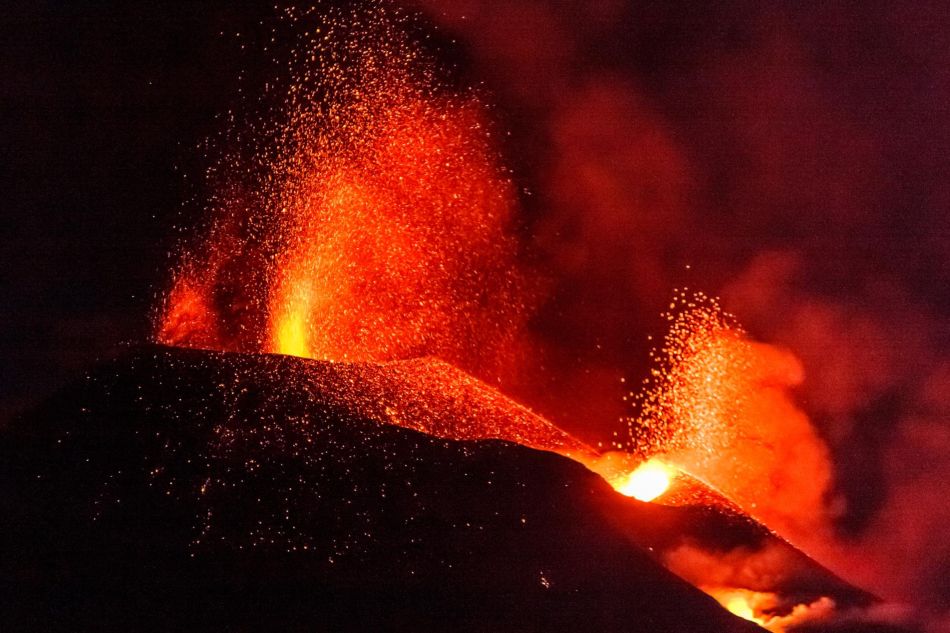 Lava y piroclastos emitidos por el volcán de Cumbre Vieja, a 20 de octubre de 2021, en La Palma - Europa Press