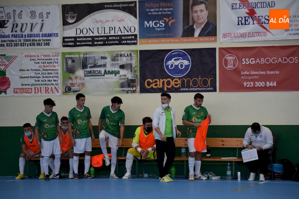 Banquillo del Piensos Durán Albense durante un partido en Alba de Tormes / Pedro Zaballos
