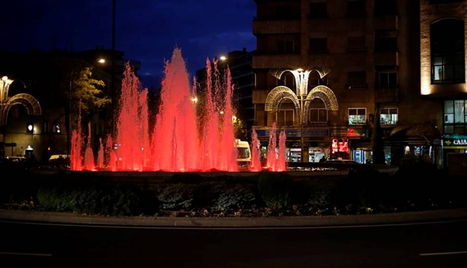Foto 1 - La fuente de la Puerta Zamora se ilumina de rojo este domingo por el Día Mundial de la Poliomielitis