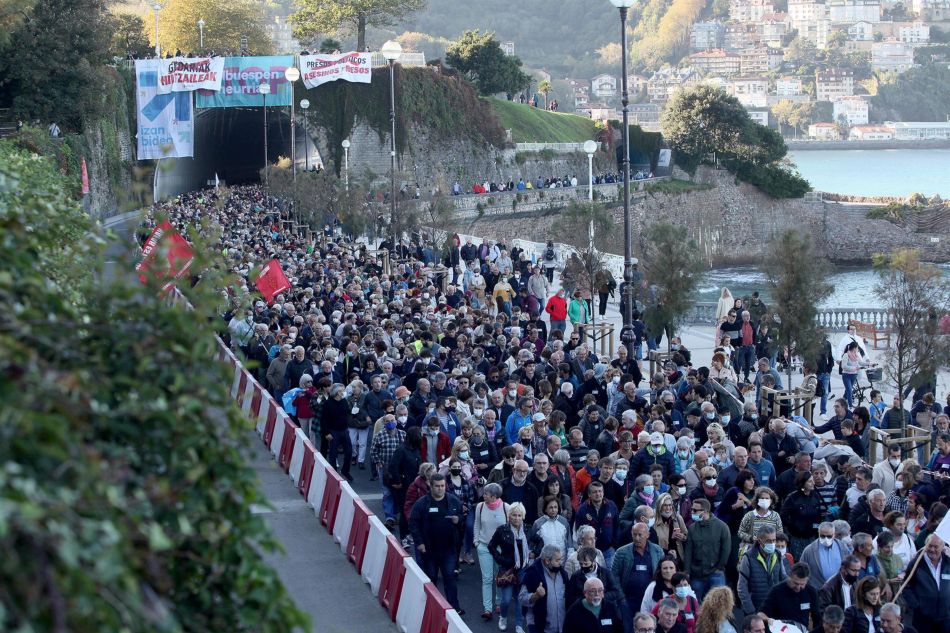 Asistentes a una manifestación a favor de los presos de ETA, a 23 de octubre de 2021, en San Sebastián, Euskadi - Nagore Iraola - Europa Press
