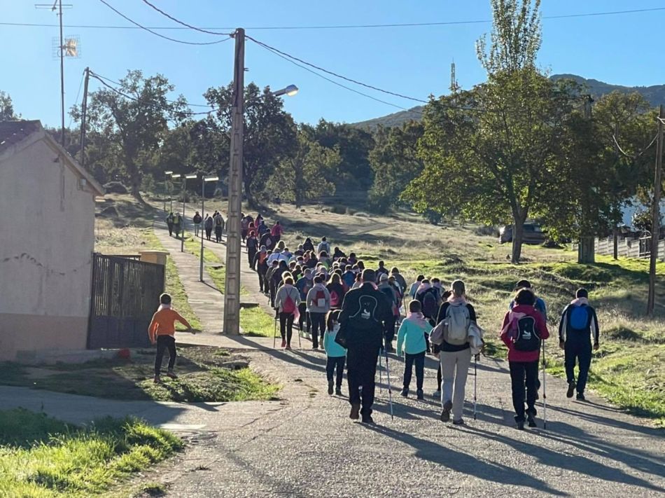 Foto 2 - La Marcha Solidaria sube al Pico Cervero con un centenar de participantes