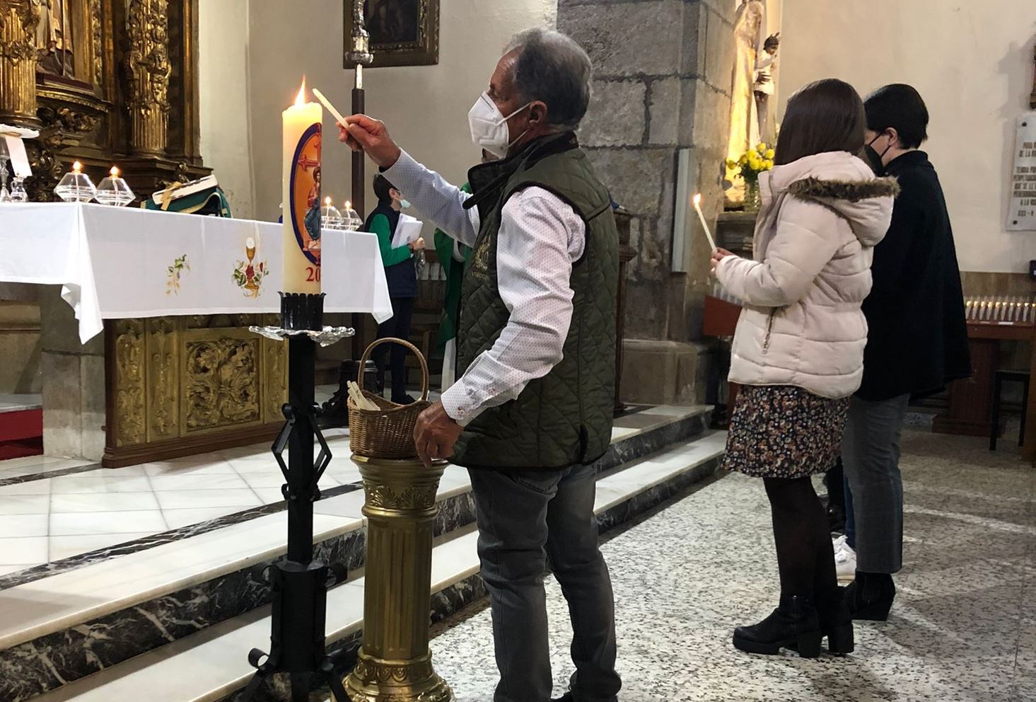 Foto 4 - La Parroquia de San Andrés realiza el rito de envío de sus agentes pastorales