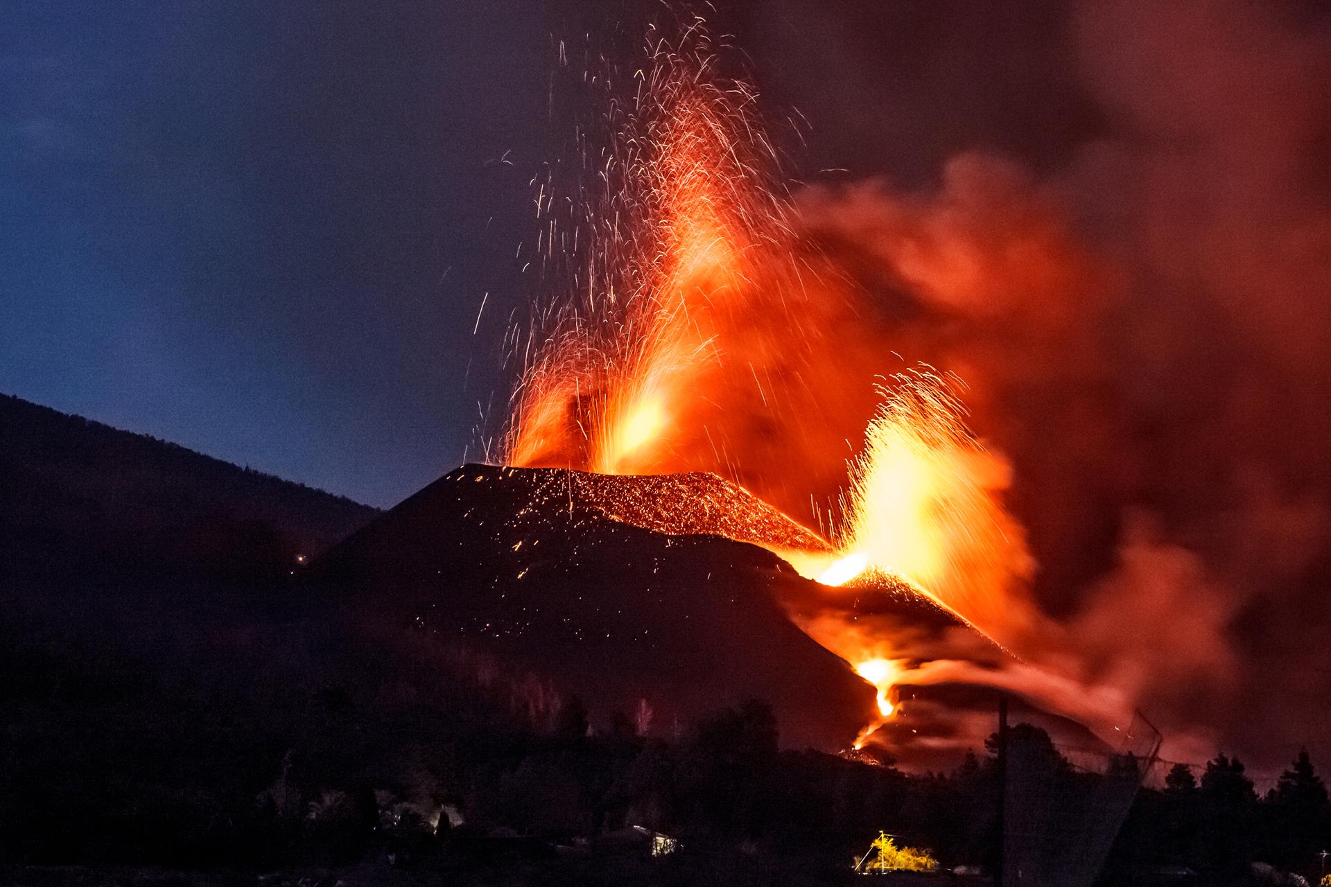 Lava y piroclastos emitidos por el volcán de Cumbre Vieja durante estos últimos días. Foto: EP