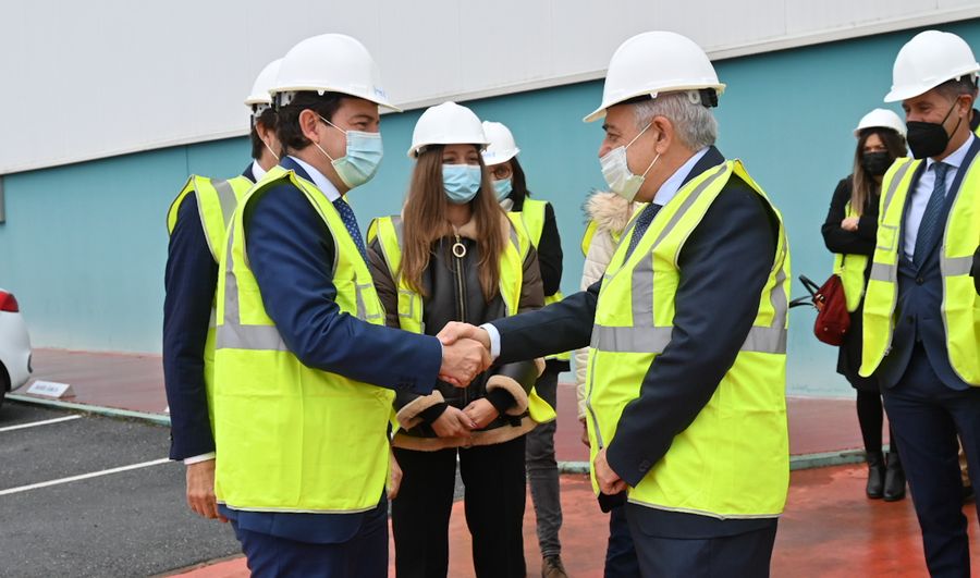 El presidente visita  la planta de vidrio curvado de Tvitec, en Cubillos del Sil (León)