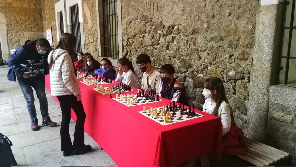 Lucía Sánchez disputando la partida simultánea en Béjar - Fotos: IES Ramón Olleros
