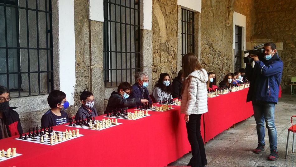 Foto 2 - La ajedrecista Lucía Sánchez juega una partida simultánea en Béjar dentro del evento 'Ajedrez para todas'