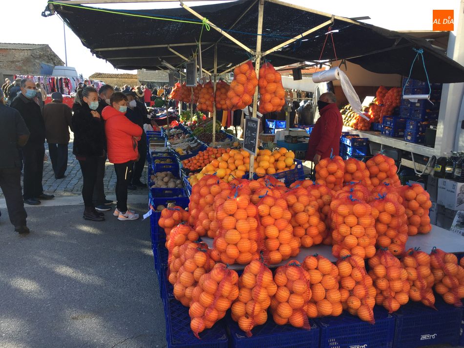 La fruta de temporada era la protagonista en esta edición del mercadillo de Trabanca / FOTOS: SILVESTRE