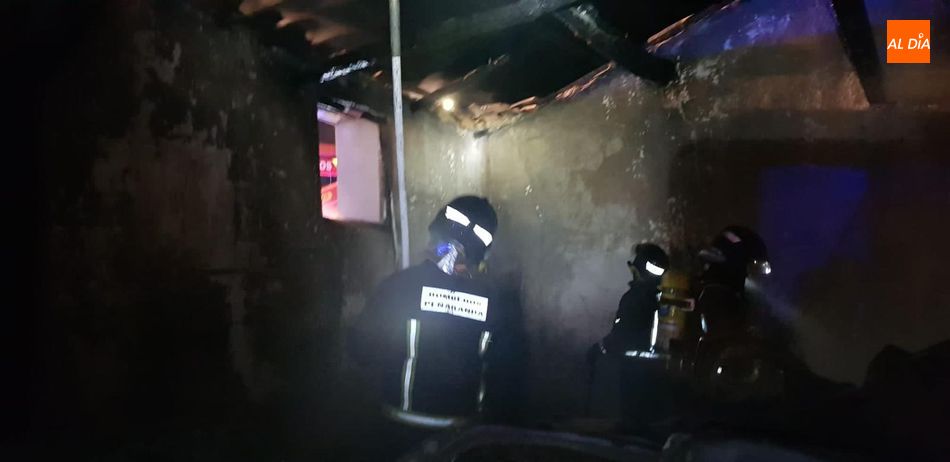 Foto 5 - Un incendio quema dos vehículos en Pedrosillo de Alba