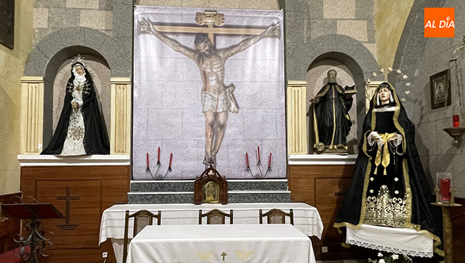 Una lona a tamaño real del Cristo del Humilladero esta colocada en el lugar que ocupa habitualmente en su Ermita