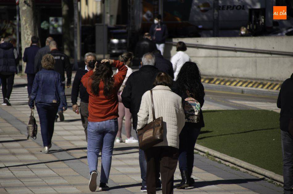 Imagen de archivo de gente caminando por una calle de Salamanca