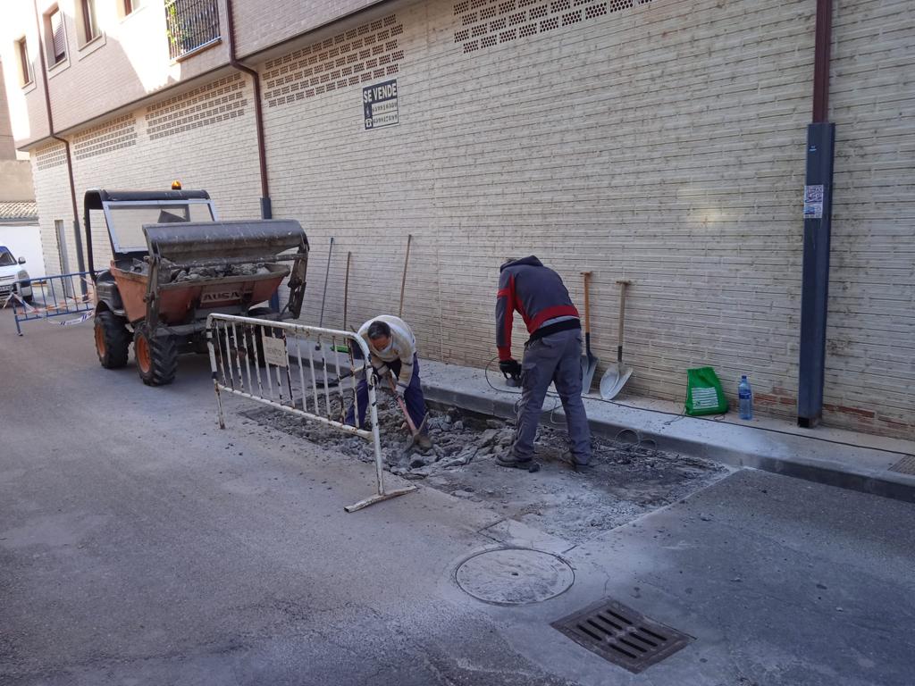 Trabajos de mejora por parte de operarios del Ayuntamiento de Alba de Tormes