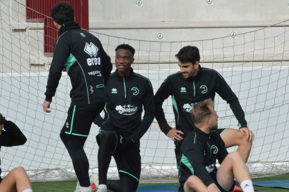 Foto 3 - Mandi Sosa entrena al margen en Unionistas a dos días de jugar con el filial del Celta