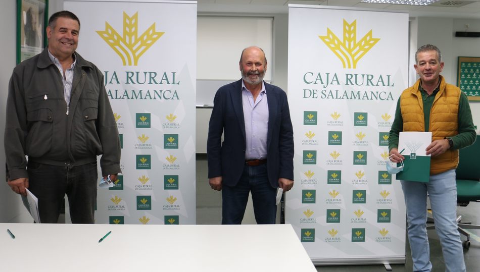 De iz. a der., Amador del Molino, presidente de Ganavaex; Ernesto Moronta, presidente de Caja Rural; y Javier Pérez Herrero, presidente de Fuentevacuna
