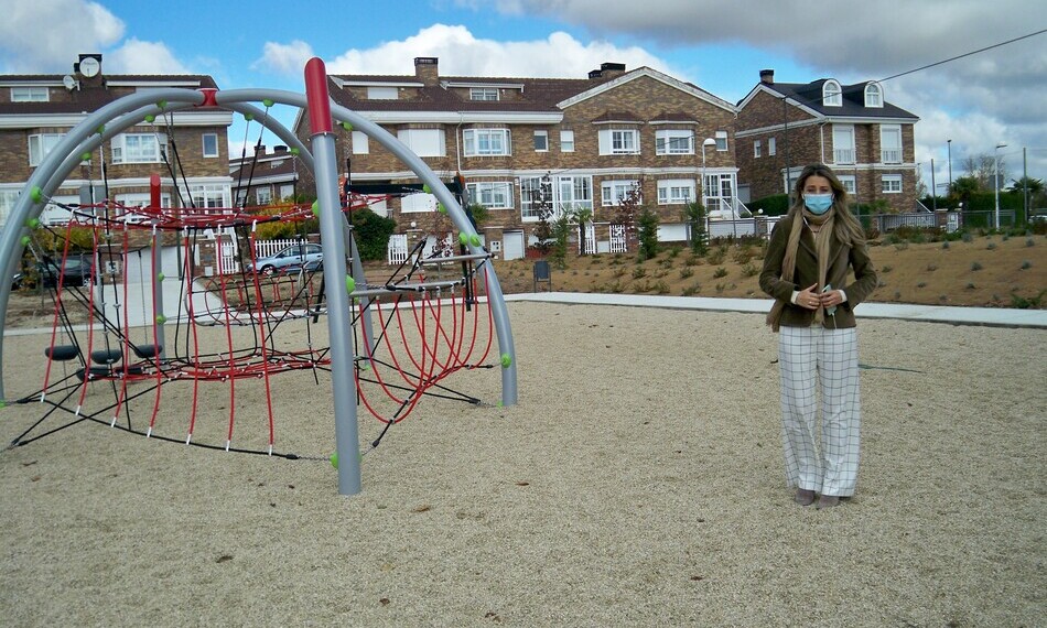 La concejala Marta Labrador en el nuevo parque infantil de La Fontana